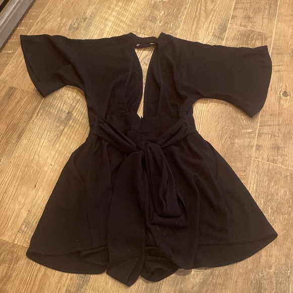 Women’s Olivaceous Short Sleeve Black Romper Size Medium - Picture 2 of 5